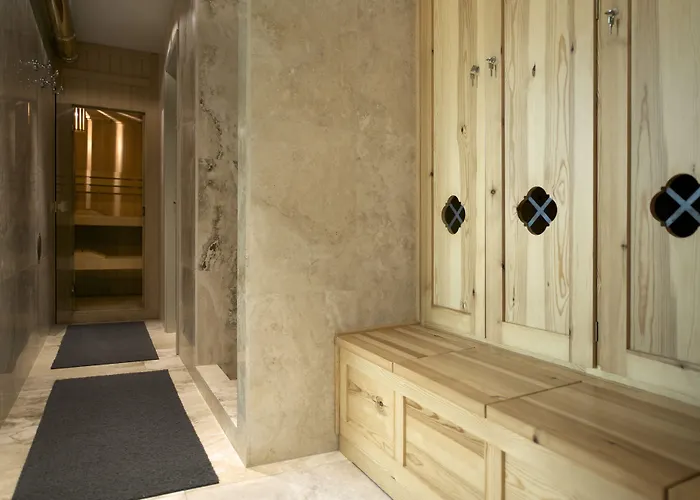 卡斯特罗迪蒙特罗尼酒店 4*