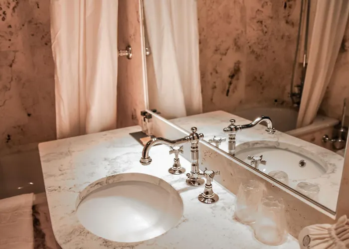 卡斯特罗迪蒙特罗尼酒店 酒店